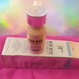 It Cosmetics Bye Bye Breakout Concealer in Light